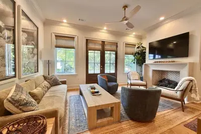 Image de New! Gorgeous 3br Townhome in Downtown Auburn!