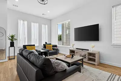 Image de Play, work, relax, repeat: a sleek 3Bd/3. 5Ba retreat near Houston’s top hubs. ”