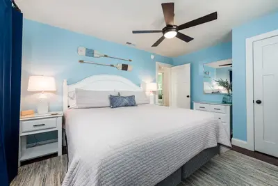 Image de Walk to beach - Fire pit - Near dining & shopping