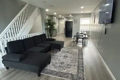 Image de Contemporary 3-Bedroom, 2-Bathroom House, with Backyard & Patio