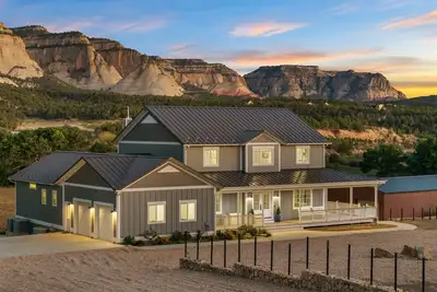 Image de Farmhouse Retreat Near Zion w/ Views & Hot Tub