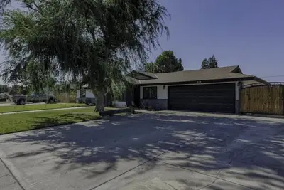 Image de New! Specious 3-bedroom house in lovely Bakersfield with Ac and pool