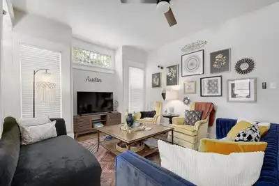 Image de The HydeOut; Vintage Luxury Boho central Austin retreat close to it all!