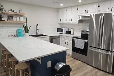 Image de Beautiful, bright, private basement suite. Cozy home away from home!