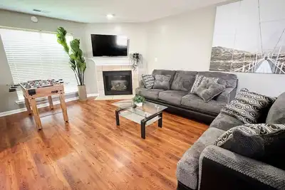 Image de Spacious 4br Retreat with Bbq, Hammock, and Outdoor Lounge