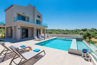 Image de Villa Ellie Chania: 3' to Beach & Near Chania City / Private Pool / Gym
