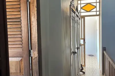 Image de Rumah gaya modern dan tradisional dengan interior khas Osing yang autentik