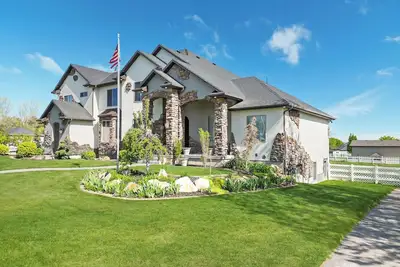 Image de Spacious 10 Bedroom Luxury Home with Gym and Theatre Room