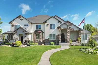 Image de Spacious 10-bedroom Luxury Home with Fitness and Game room in charming Bluffdale