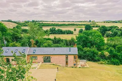 Image de Beautifully presented holiday home in the Cotswolds with amazing views - The Tractor Shed
