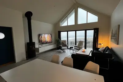 Image de New vacation home by the sea with glass front, fireplace & boat. Pet friendly