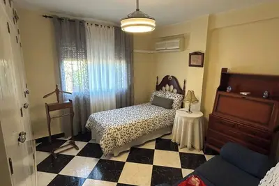 Image de City Comfort Near Train & Bus, Walk to Beach