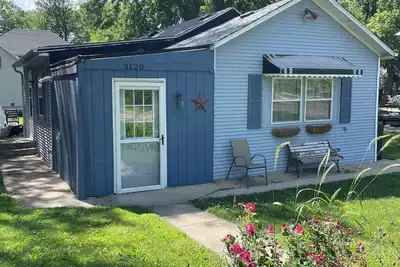 Image de Charming 2-bedroom cottage with parking in Burlington. Access to private beach!