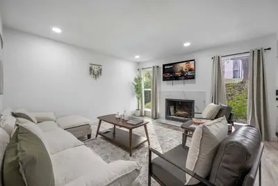 Image de Experience the vibrant spirit of Austin from this charming, 3 bedroom and 2. 5 bath home for up to 9 guests - located 15 minutes from downtown. Thoughtfully designed with comfort in mind, it’s the perfect retreat for business trips or getaways