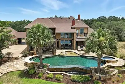 Image de This house is a 6 bedroom(s), 5 bathrooms, located in Austin, Tx.