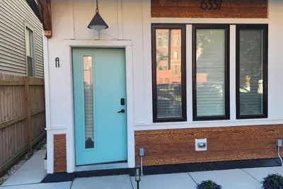 Image de Fully furnished, modern short-term stay home near Obama Presidential Library.