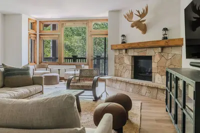 Image de Luxury 3br Alpine Club Mountain Condo - Newly Renovated with Modern Finishes