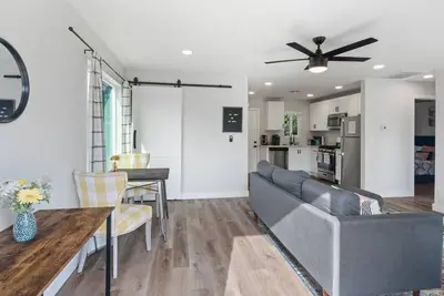 Image de 2br Dog Friendly Cozy Bungalow w/ Backyard! C. Phx
