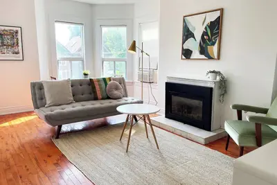 Image de Bright + Stylish Apartment in High Park / Junction