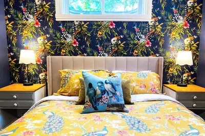 Image de Frida Kahlo-Themed Apartment for Families - Steps to Beach, Vibrant Art & Nature