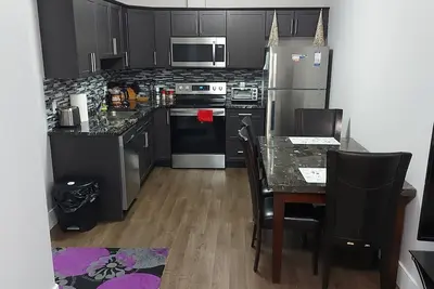 Image de 2-bedroom Luxury Private Legal Basement Suite with Private Entrance