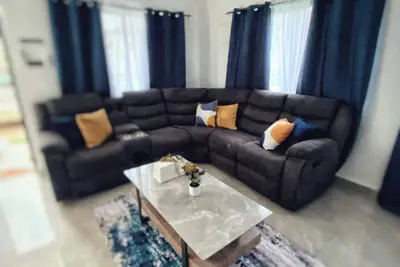 Image de 2-bedroom house in charming Runaway Bay with Ac, basketball court.