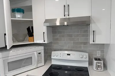 Image de “Stylish Home Near Social Amenities | Free Parking + Garage” in Sw Area, Calgary