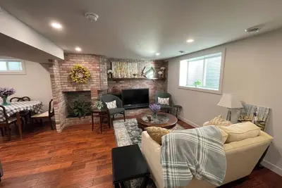 Image de Newly Renovated Two Bedroom Basement Suite