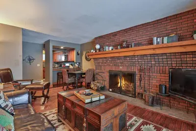 Image de Ski-In/Ski-Out Sunrise Village Condo | 2br, Fireplace, Pool