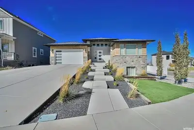 Image de Modern Home with Beautiful Views!