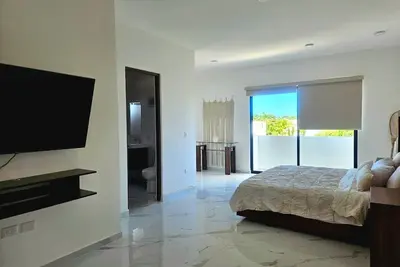 Image de Beautiful 3 bedroom house, equipped kitchen and laundry center, excellent location.