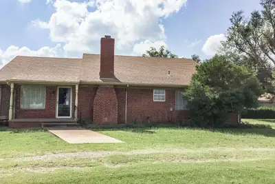 Image de 4-bedroom house close to Chickasha.