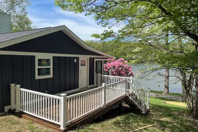 Image de Waterfront Paddles & Pours Cottage on Claytor Lake