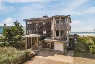 Image de Serenity Sands-Oceanfront, direct beach access, hot tub, dog Ok. 4 bedrooms. Movie room