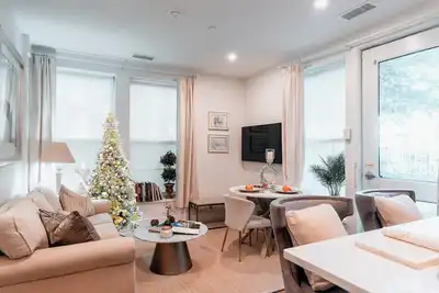 Image de Family-Ready 2br w/Parking • Near Brown/Risd • Holiday Décor