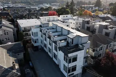 Image de Chic Seattle Ballard Townhouse with Rooftop Retreat Walkable to shops and dining