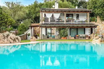 Image de Appartement 'Sarda Bella Private Pool' avec Vue sur la Montagne, Wi-Fi et Climatisation