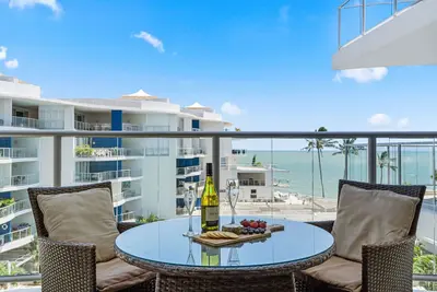 Image de Resort Escape - Views, Pool, Steps to Beach