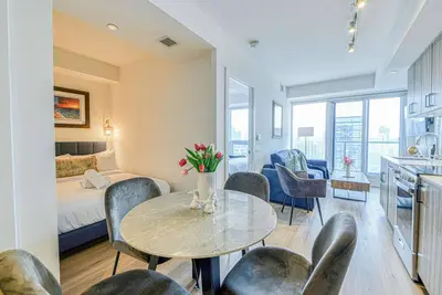 Image de RivetStays | The Jarvis Honeymoon Suite – Romantic 1 Bedroom + Den Suite