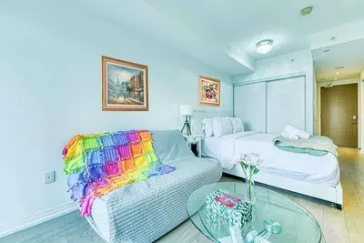 Image de RivetStays | The Jarvis Deluxe 2 Suite – Stylish Studio Condo