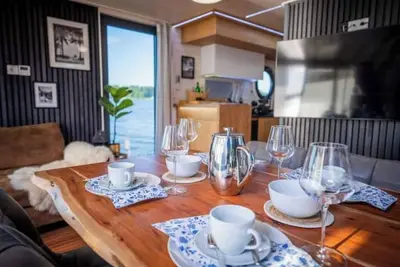 Image de Pure water romance: Miami Woma D13 houseboat