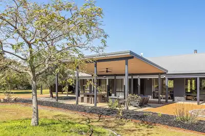 Image de Birdsong Sanctuary: top family choice! Huge yard and separate living/games rooms