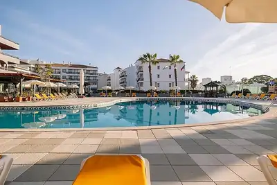 Image de Relaxing Getaway Awaits! 2 Swimming Pools, Shuttle, Free Parking, Beach Access!