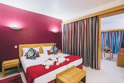 Image de Enjoy Tennis Court & Pool Bar at Spacious Family Apt Near Oura Beach