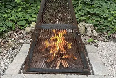 Image de Chalet walk to Ski Hill/Golf/Trails  Sleeps 12 5 bedrooms and bunk bed 13 Acres