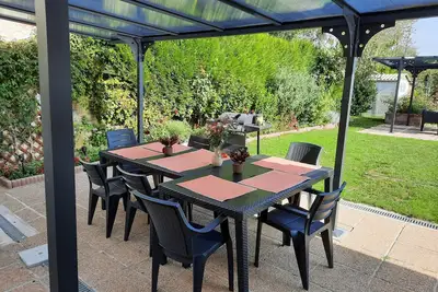 Image de maison de campagne alliant le rustique avec le confort moderne