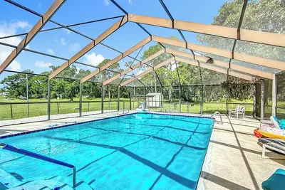 Image de Cozy 3 Br home in charming Frostproof with caged saltwater pool. Boat ramp.