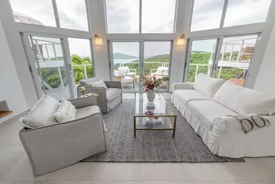 Image de The Pink Nest a newly renovated 2bd, 2ba home with ocean views & chef's kitchen.