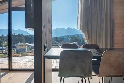 Image de Appartement 'X-Camping Lodge 4' avec vue sur les Dolomites, terrasse privée et Wi-Fi
