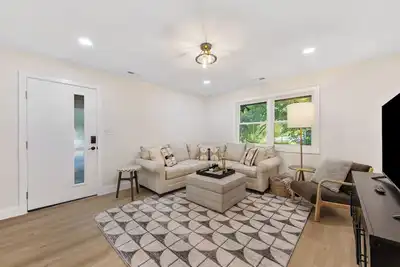 Image de {Renovated 2br in Clt – Where Location, Comfort & Mild Bragging Rights Collide}